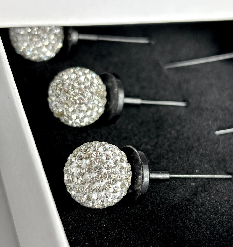 Silber Pins in Schmuckverpackung.